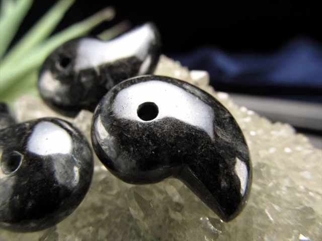 希少色 黒翡翠(ブラックジェイド) 勾玉 縦約22mm-24mm×横約14mm