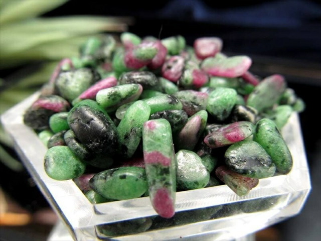 小粒タイプ ルビー入りゾイサイト さざれ 約200g入り 粒の大きさ約3mm-7mm 癒しのパワーで幸福感を高めてくれる石 中にはルビー入りの粒も