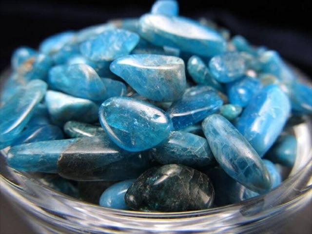 ミルキーブルーアパタイト さざれ 約100g 粒の大きさ 約4mm-15mm ミルキーカラータイプ 不安の解消に 浄化用 インテリアにサザレ ブラジル産 パワーストーン