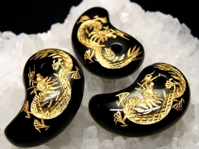 1個売り 金塗り龍彫りブラックオニキス勾玉 (まがたま)縦約30mm×横約  