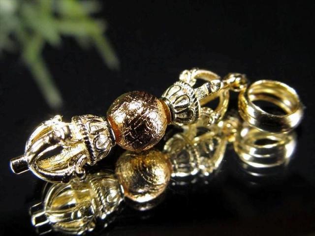 激安宣言 ギベオン丸玉付きヴァジュラ 金剛杵 ペンダントトップ ゴールドカラー 縦約22mm バチカン含まず 1個売り Silver925 魔除け、気を浄化する法具