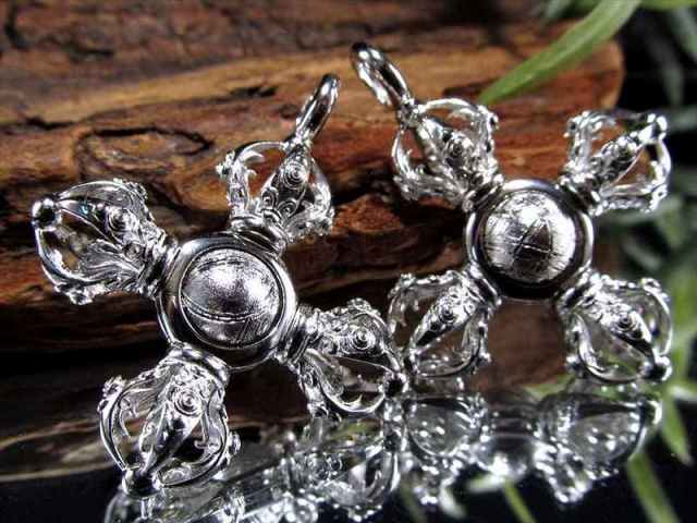 激安宣言 ギベオン丸玉付きダブルヴァジュラ 十字金剛杵/ドルジェ ペンダントトップ シルバーカラー 全長約37mm 1個売り Silver925