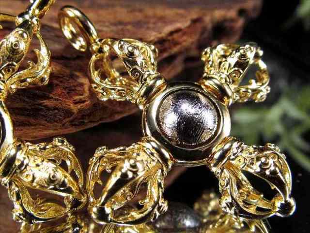 激安宣言 ギベオン丸玉付きダブルヴァジュラ 十字金剛杵/ドルジェ ペンダントトップ ゴールドカラー 全長約37mm 1個売り Silver925