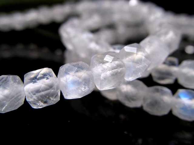 高コスパ 激安特価 ブルームーンストーン 月長石 キューブカット ブレスレット 石サイズ4mm-4.5mm 永遠の愛の象徴 インド産