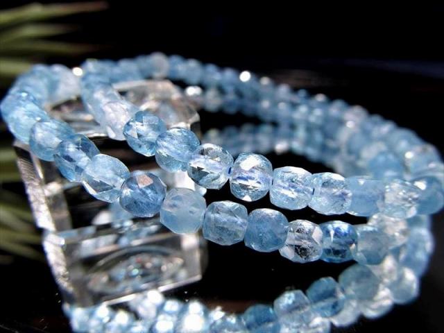高コスパ！激安特価 アクアマリン(藍柱石)キューブカット ブレスレット 石サイズ幅約4mm-4.5mm キラキラキューブカット 3月の誕生石