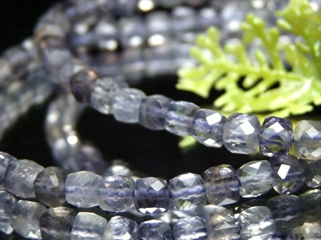 高コスパ 激安特価 アイオライト キラキラキューブカット ブレスレット 石サイズ約4mm-4.5mm 3月誕生石 誠実・貞操・徳望の象徴 スリランカ産 パワーストーン