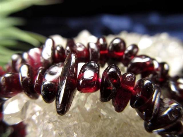 約4mm-10mm ガーネット 柘榴石 さざれ 連 一連 約38-40cm 濃厚赤紫色