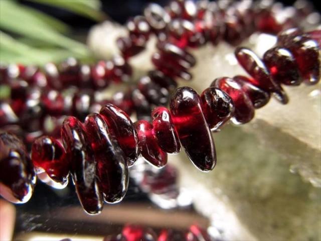 約4mm-10mm ガーネット 柘榴石 さざれ 連 一連 約38-40cm 濃厚赤紫色