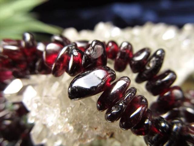 約4mm-10mm ガーネット 柘榴石 さざれ 連 一連 約38-40cm 濃厚赤紫色