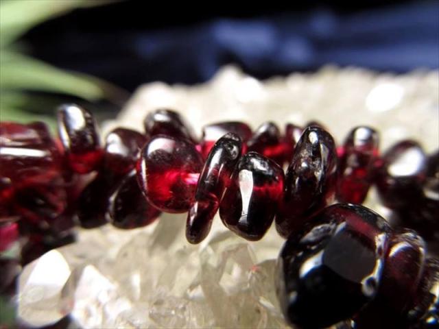 約4mm-10mm ガーネット 柘榴石 さざれ 連 一連 約38-40cm 濃厚赤紫色
