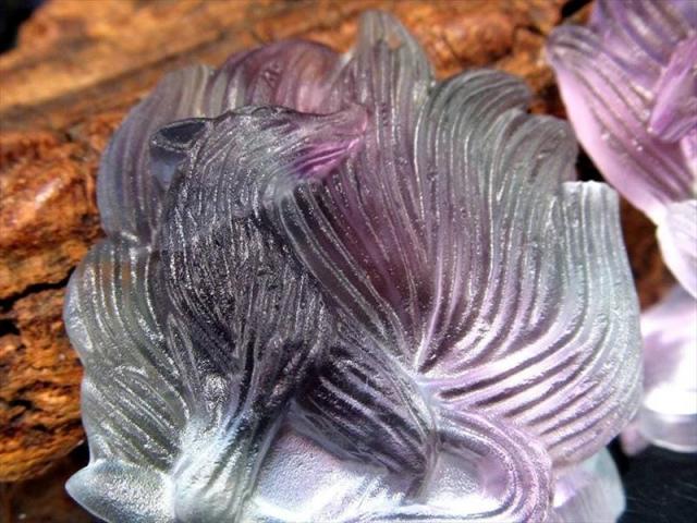 タイプA 九尾狐 タンブル マルチカラーフローライト 蛍石 カービング 穴あきタンブル 縦約41mm×約36mm 魔除け・厄除け・病気平癒 アメリカ産 パワーストーン