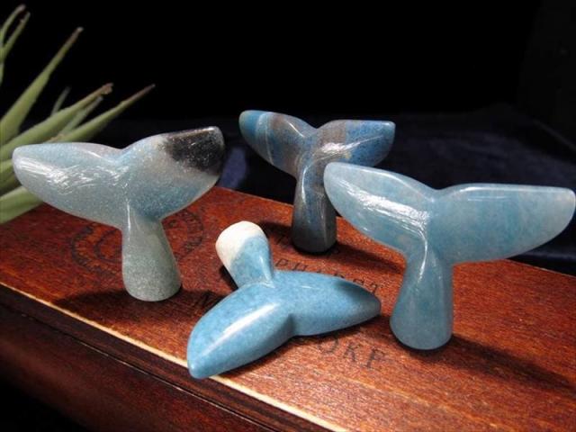 トロレアイトインクォーツ (トロール石) ホエールテール 置物 高さ約2  