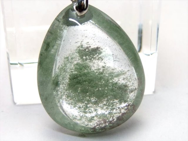 これぞ千層 超透明 グリーンガーデン ファントムクォーツ ドロップ型  