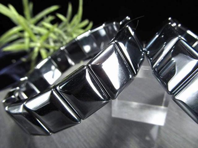 テラヘルツ鉱石 バングルブレスレット Sサイズ W=16mm×17珠 プレート