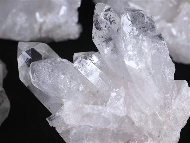 ブラジル・コリント 産の水晶グレークラスター 100％ ナチュラル ブラジル・コリント 産の水晶グレークラスター 100