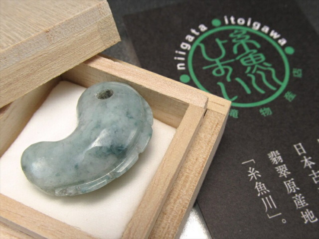 アウトレット【勾玉】糸魚川翡翠　(白・緑・ロウカン)　約21mm　証明書付き ① アウトレット【勾玉】糸魚川翡翠 (白・緑・ロウカン) 約21mm