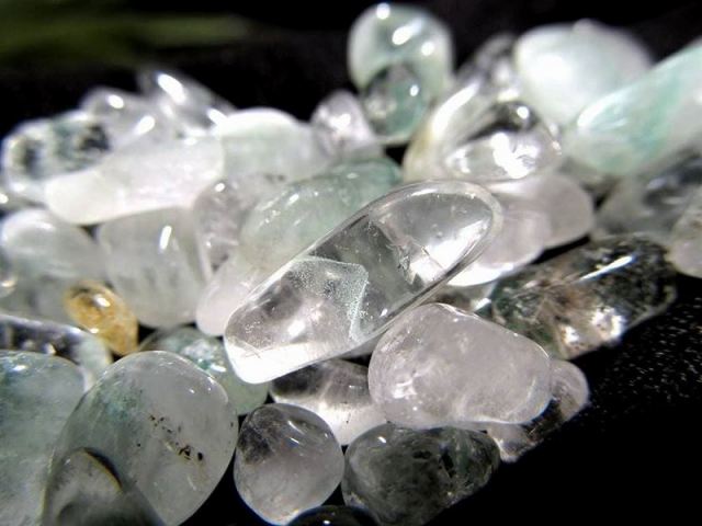 希少レアストーン エメラルドグリーンファントム入り水晶(緑幻影水晶) さざれ石 約200g 粒サイズ約6mm-9mm クリスタル 浄化用 インテリアに サザレ