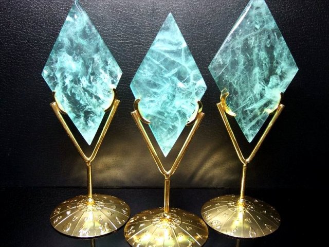 ゴールドカラーの12星座の台座付き 蛍光 エメラルドグリーンフローライト ひし形 置物 石の重さ110g-130g 1個売り ブラックライトで蛍光する天然フローライト