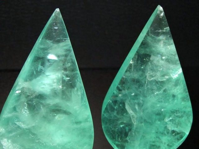 蛍光 エメラルドグリーン フローライト しずく型 置物 石の重さ 90g