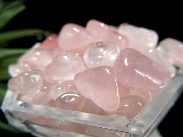 超希少モザンビーク産 ローズクォーツ さざれ 中粒タイプ 約200g入り 粒の大きさの平均約4mm-12mm 愛と美の女神アフロディーテの石 サザレ 紅石英