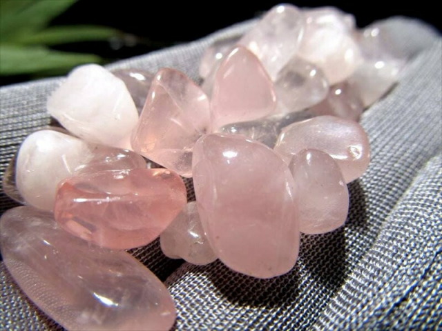 超希少モザンビーク産 ローズクォーツ さざれ 中粒タイプ 約200g入り