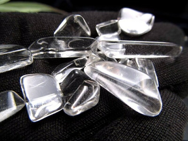 神秘の島 マダガスカル産 天然水晶さざれ石 クリスタル さざれ 中粒タイプ 約500g入り 粒の大きさの平均約7mm-9mm 全てを清める サザレ 純粋な透明感と美しさ