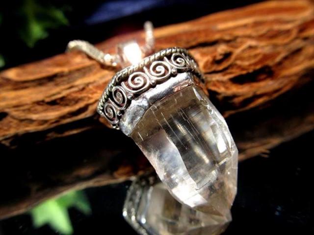男女兼用 ガネーシュヒマール産 水晶 ポイント ペンダントトップ 長さ約29.8mm バチカン含まず 約11.7g ギャランティーカード付き Silver925 ポイント形状