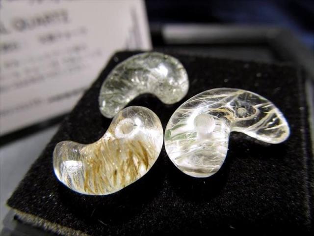 ルチル入りタイプ ガネーシュヒマール産 水晶 勾玉 長さ約12mm-13mm ギャランティーカード付き 1個売り 神に最も近い場所で採掘される特別な水晶