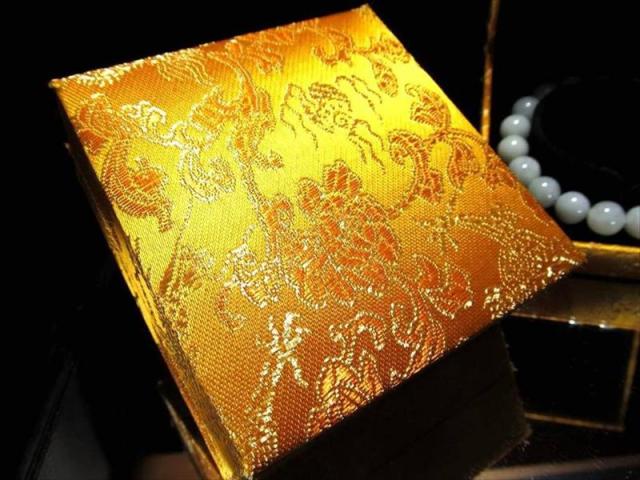 ゴールド 龍神 ブレスレット ケース ケースサイズ約9cm×9cm×高さ約5cm 高級感のある龍神刺繍デザイン アクセサリー ジュエリー ボックス