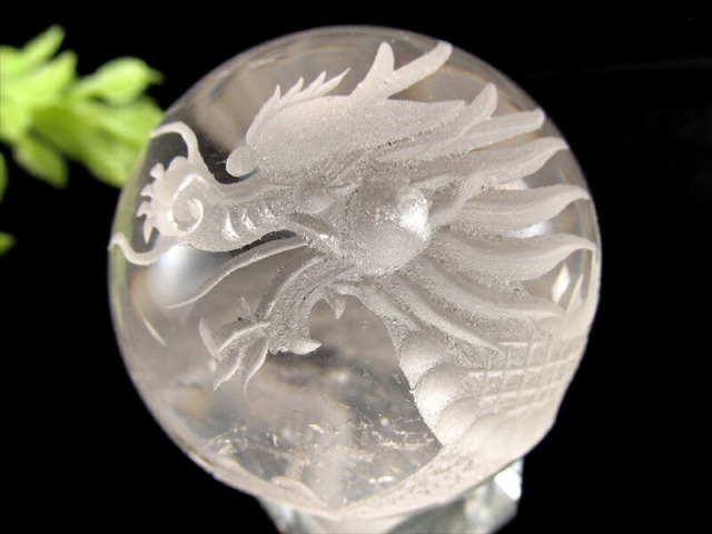 五本爪！ 龍神彫り 水晶 丸玉 台座付き 重さ110.4g φ43mm 古代の叡智を封じ込めた水晶 超透明天然水晶 すべての浄化と純粋さを象徴する石 クリスタル 丸玉