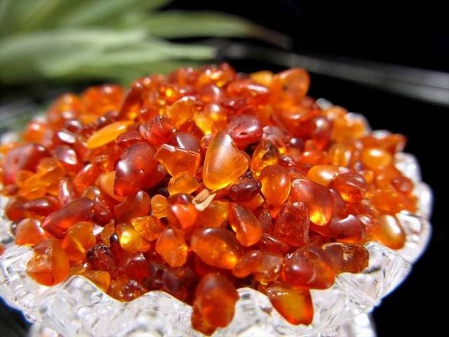 さらさらタイプ MIXアンバーさざれ 約100g 粒の大きさ平均約2-5mm 精神の癒し・エネルギーの活性化 インテリアや装飾の素材としても 希少な蜜蝋の粒入り