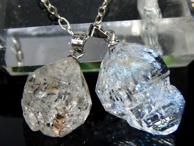 入手困難極上結晶 オイルインクォーツ 石油入り水晶 結晶ペンダントトップ 1個売り 結晶サイズ縦約14mm-22mm前後 石油入り水晶 幻想的な蛍光発色 超透明