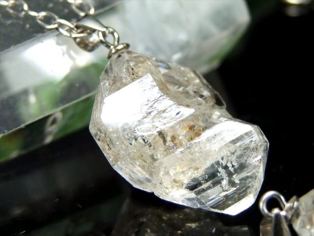入手困難極上結晶 オイルインクォーツ（石油入り水晶）結晶ペンダント 