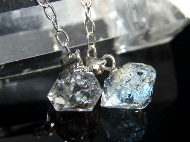 入手困難極上結晶 オイルインクォーツ 石油入り水晶 ペンダントトップ 1個売り 結晶サイズ縦約11mm-16mm前後 石油入り水晶 幻想的な蛍光発色 超透明