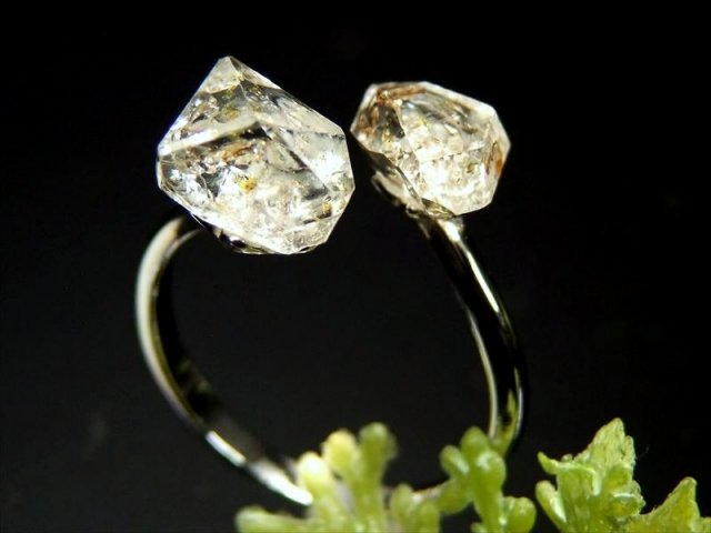 入手困難極上結晶 オイルインクォーツ 石油入り水晶 結晶 リング ダブルタイプ フリーサイズ 約12号～ 結晶サイズ縦約6-9mm前後 サイズ調整可