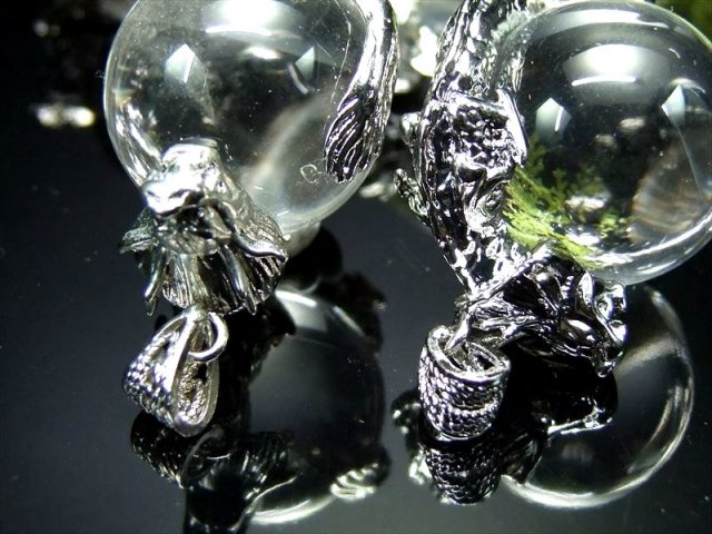 シルバー 天然水晶を抱えた龍 ペンダントトップ サイズ：縦約30