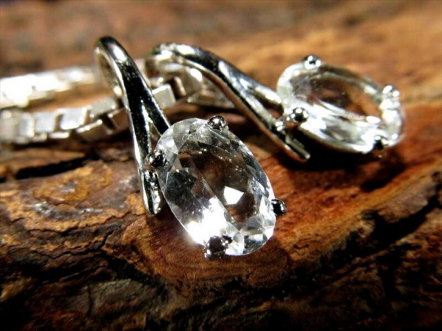 数量限定 ペタライト 葉長石 オーバルカット ペンダントトップ 石サイズ縦約7mm×5mm 約3.0ct 1個売り 超透明宝石質 天使の石 ネガティブなエネルギーを浄化