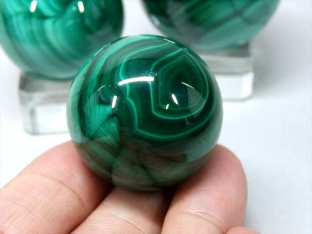 ○流動的な模様くっきり【マラカイト（孔雀石）丸玉】直径約30mm-32mm 