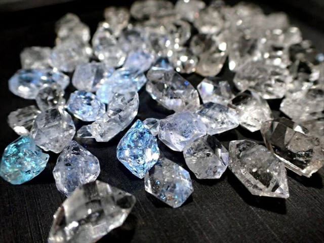 透明感抜群 クリアタイプ オイルインクォーツ原石詰め合わせ Sサイズ 約10g 結晶大きさ約4mm-12mm オイル水晶 コレクションや標本に キラキラ水晶