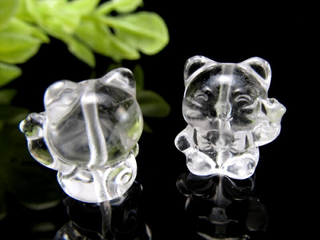 1粒売り 天然水晶 左手招き猫 全長約15mm 通し穴の直径約2mm 商売繁盛