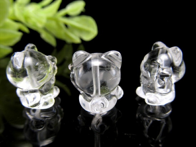 1粒売り 天然水晶 左手招き猫 全長約15mm 通し穴の直径約2mm 商売繁盛