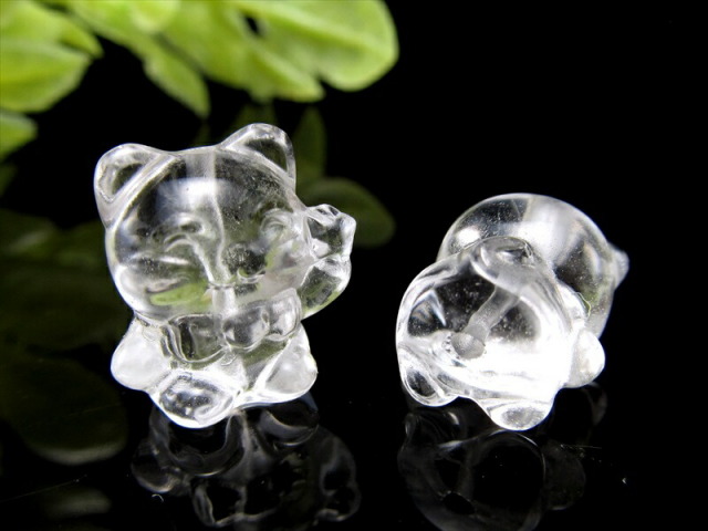 1粒売り 天然水晶 左手招き猫 全長約15mm 通し穴の直径約2mm 商売繁盛