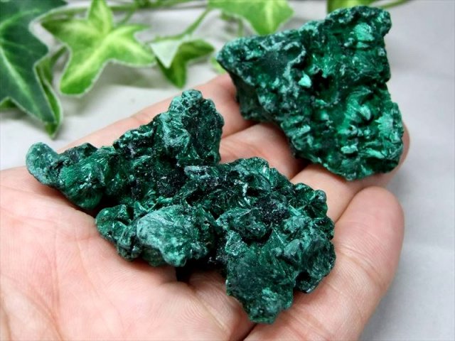 貴重 1個売り マラカイト（孔雀石）原石 重さ30g-50g ベルベットの様な 