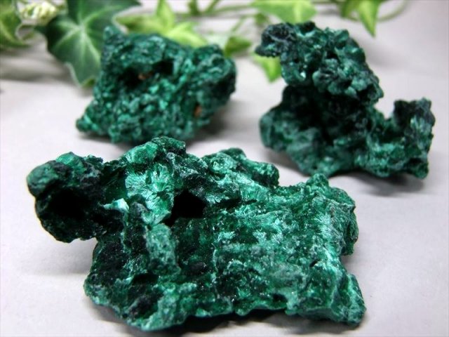 貴重 1個売り マラカイト（孔雀石）原石 重さ10g-20g ベルベットの様な煌めき 磨き無しの天然原石 コンゴ産