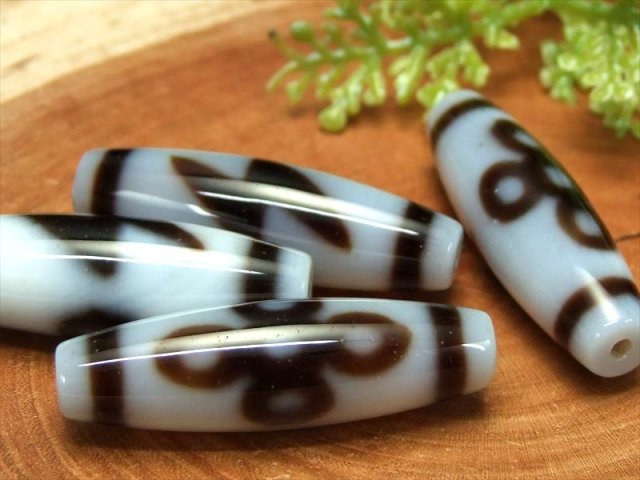 A至純天珠 閃電五眼白天珠(せんでんごがんしろてんじゅ) サイズ:約37mm 
