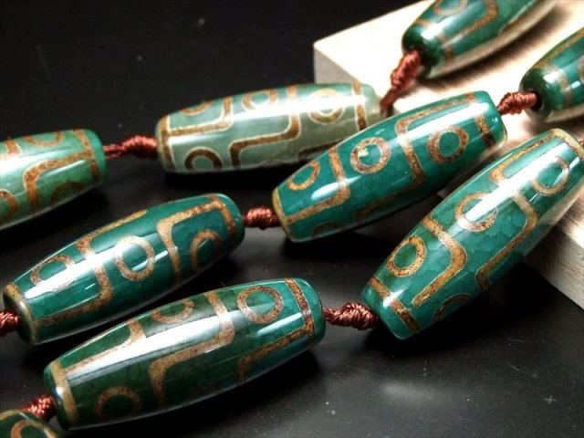 全体に緑系 九眼緑龍紋天珠(くがんりゅうもんてんじゅ) 連 一連8個付き 