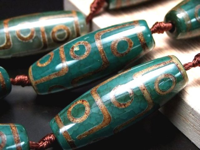 全体に緑系 九眼緑龍紋天珠(くがんりゅうもんてんじゅ) 連 一連8個付き  