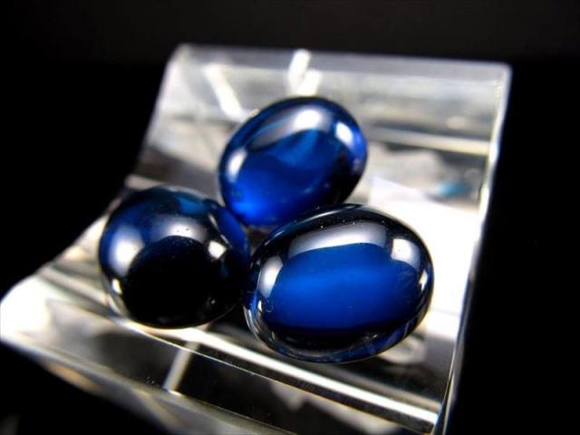 極上 5A サファイアブルーアンバー 天然琥珀 カボション 縦約16mm 厚さ約5-6mm 1個売り 極上透明 ぷっくりオーバル型 発色美しいリトアニアアンバー