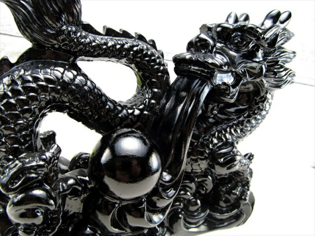 玉持ち龍神 瑠璃製 ブラックカラー 龍 置物 横幅約145mm 重さ890g 大吉