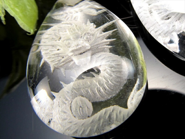 迫力 繊細手彫り 昇り龍 ドロップ型 五本爪タイプ 天然水晶 龍彫り